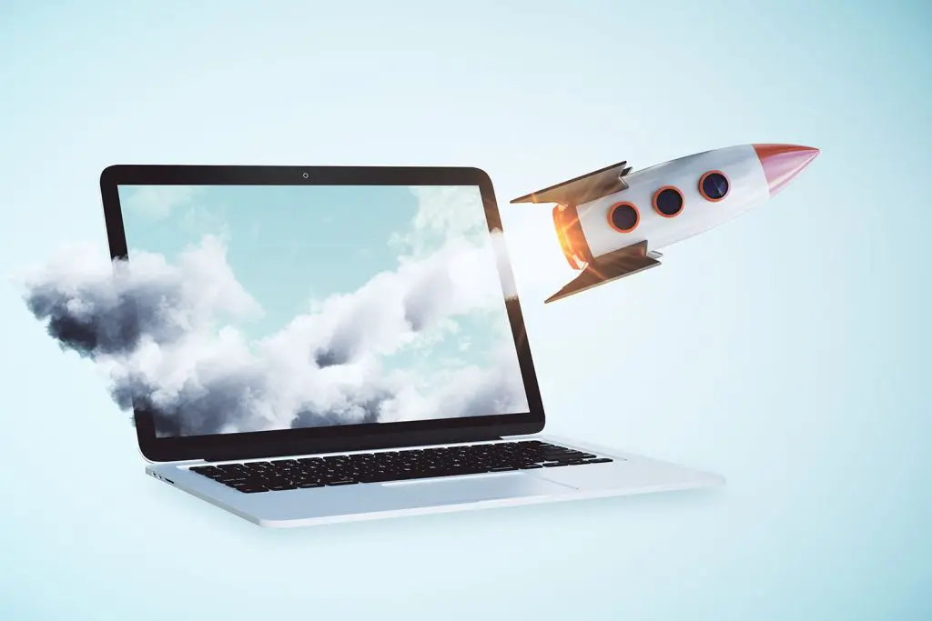 Représentation du nouveau site internet avec une fusée sortant d'un ordinateur portable