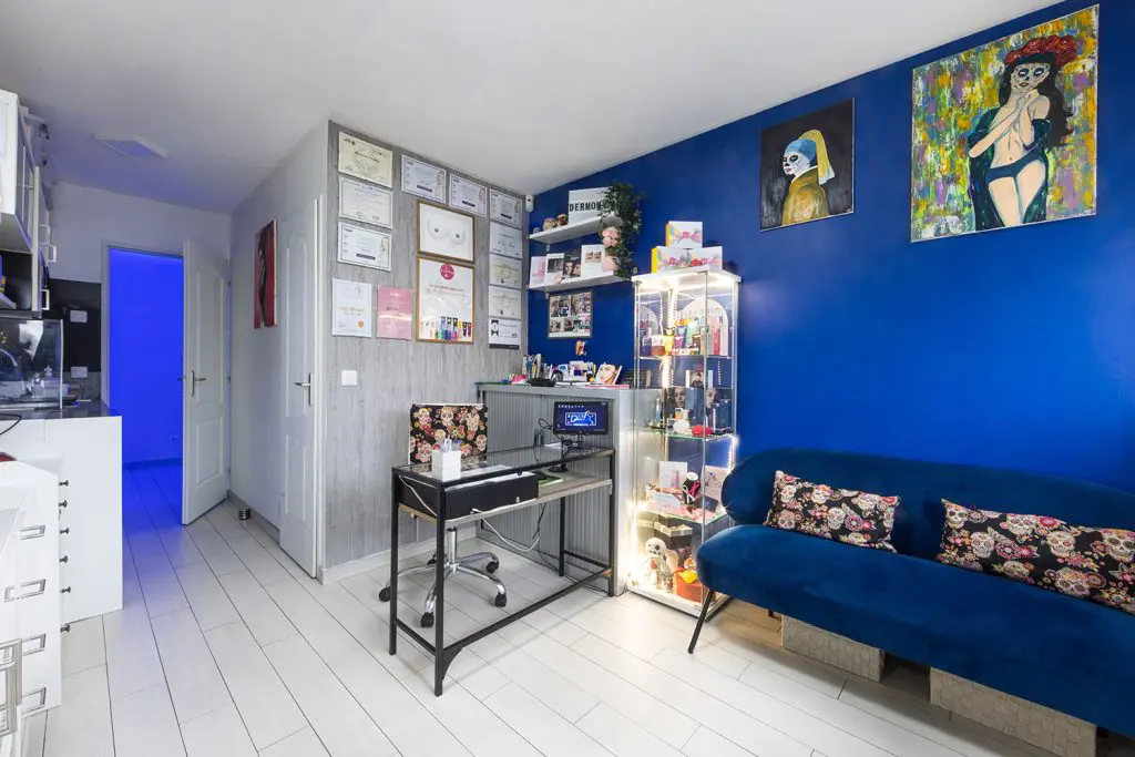 Le salon Dermonya avec les certifications au mur