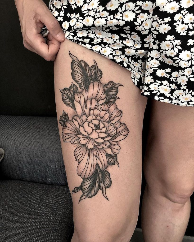 Tatouage d'une grande fleur sur la jambe droite